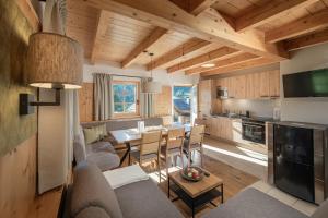 A kitchen or kitchenette at AlpenParks Hagan Lodge Altaussee