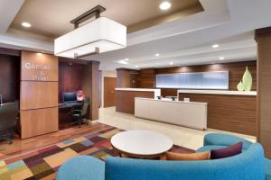 列克星敦帕克Fairfield Inn by Marriott Lexington Park Patuxent River Naval Air Station的办公室,带桌椅的会议室