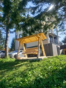 una gran estructura de madera frente a un edificio en Отель MONBLAN, en Yablunytsya