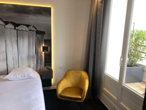 een slaapkamer met een stoel, een bed en een raam bij Best Western ARThotel in Le Havre