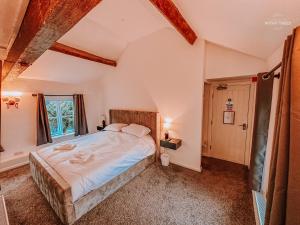 - une chambre avec un grand lit et une fenêtre dans l'établissement Ye Olde Original Withy Trees, à Bamber Bridge