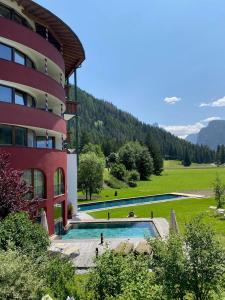 The swimming pool at or close to Romantik Hotel Santer