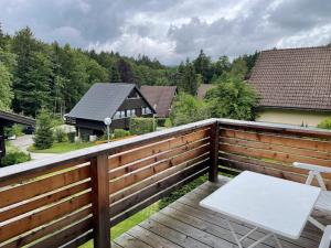 une terrasse en bois avec un banc et une maison dans l'établissement Ferienwohnung Zirbelweg, à Siegsdorf