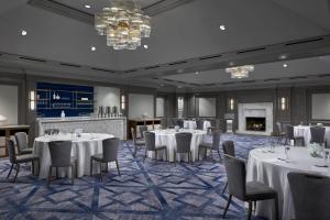 Un restaurante u otro lugar para comer en The Ritz Carlton, Pentagon City