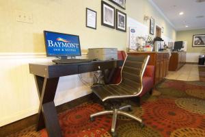 een bureau met een computer in een wachtkamer bij Baymont by Wyndham Portage in Portage