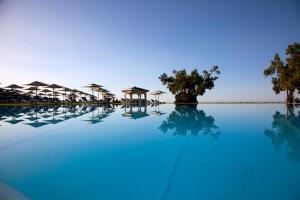 - une piscine d'eau bleue avec des parasols dans l'établissement Le Sultan, à Hammamet