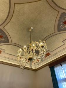 lampadario pendente appeso a un soffitto in una stanza di Palazzo Scamozzi a Vicenza