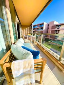 Un balcón o terraza en Outstanding Condo- Beach, Pool & Golf by BeCherish