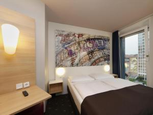 B&B HOTEL Berlin-Alexanderplatz房間的床