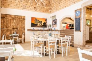 Un restaurant u otro lugar para comer en Trulli Soave