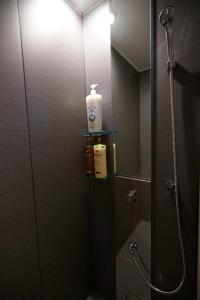 bagno con doccia, lavandino e specchio di 634 Condo Shinjuku - Vacation STAY 01902v a Tokyo