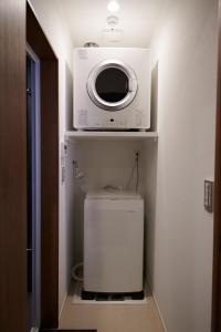 un forno a microonde in un bagno con servizi igienici di 634 Condo Shinjuku - Vacation STAY 01902v a Tokyo