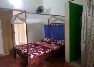 A bed or beds in a room at Hotel Le Petit Paradis