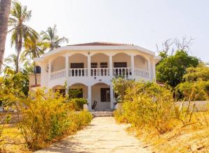 Sand and Shells Beach House- 4 Bedroom with a pool के बाहर एक बगीचा