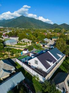 uma vista aérea de uma cidade com um edifício em VİP Family Home em Gabala