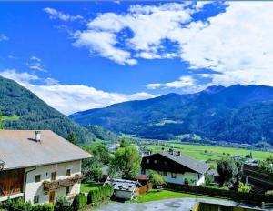 una casa in una valle con montagne sullo sfondo di Stroblhof a Vipiteno