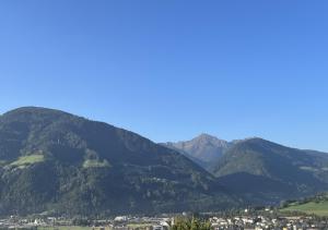 vista sulle montagne con una città in primo piano di Stroblhof a Vipiteno