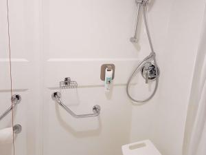 bagno bianco con doccia e servizi igienici di ibis Liverpool Centre Albert Dock – Liverpool One a Liverpool