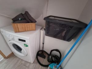 - un four micro-ondes et un lave-linge dans la chambre dans l'établissement Appartement sympathique, à Vendeuvre-sur-Barse