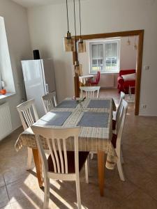 une salle à manger avec une table et des chaises ainsi qu'une cuisine dans l'établissement Apartmán Svítkov 21, à Pardubice