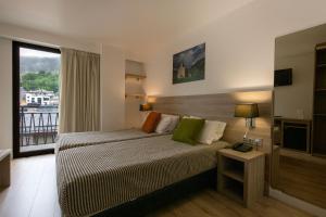 A bed or beds in a room at Hotel Del Pui