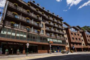 een gebouw met potplanten op de balkons in een stadsstraat bij Hotel Del Pui in La Massana