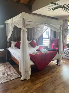 een slaapkamer met een hemelbed bij Florances Rest House in Nairobi