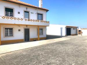 a white house with a driveway in front of it at Tilli'n'Joe's Beach House in Atouguia da Baleia