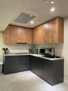 Una cocina o kitchenette en AQ miniSUITES