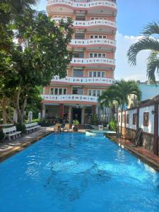 uma grande piscina em frente a um edifício em Thao Ha Mui Ne Hotel em Mui Ne