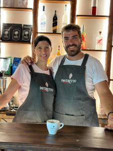 um homem e uma mulher numa cozinha em Allotino Hotel - Café & snacks em Stavrodhrómion