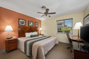 Un pat sau paturi într-o cameră la Affordable Suites of America Stafford Quantico