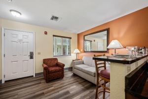 Un pat sau paturi într-o cameră la Affordable Suites of America Stafford Quantico