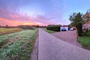 アヒムにあるFerienwohnung für 4 Personen in bester Lage ca. 15 km von Bremen Cityの夕日の家につながる私道