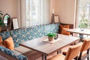 a dining room with two tables and chairs at Villa Thermale in Unterlamm