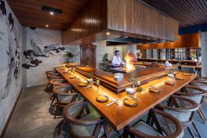 Um restaurante ou outro lugar para comer em Aksari Luxury Resort & Spa Ubud by Ini Vie Hospitality