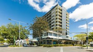 um edifício alto na esquina de uma rua em Pacific Hotel Cairns em Cairns