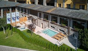 - une vue aérienne sur un bâtiment avec une piscine dans l'établissement Blu Hotel Acquaseria, à Ponte di Legno