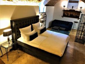 A bed or beds in a room at Historical Luxury Homes - Stadtvilla mit Jacuzzi und Garten