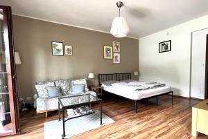 uma sala de estar com uma cama e um sofá em Apartment Barbora 2 em Ružomberok