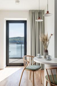 d'une salle à manger avec une table, des chaises et une fenêtre. dans l'établissement Tawerna Kaszubska, à Ostrzyce