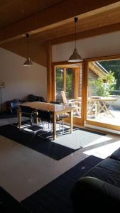 sala de estar con mesa de madera y sillas en Moderne attraktive Dachwohnung für max. 6 Personen in ruhiger Umgebung, en Flims