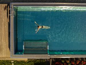 eine Person, die in einem Pool im Wasser schwimmt in der Unterkunft Hotel Franks in Oberstdorf