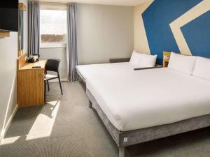 Giường trong phòng chung tại ibis budget London Heathrow Central