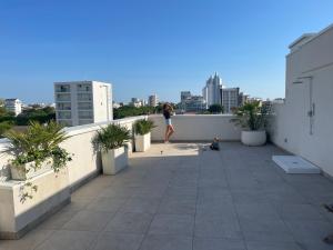 uma mulher no telhado de um edifício em Attico Sole em Lido di Jesolo