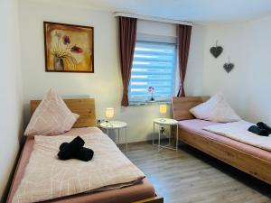 a bedroom with two beds and a window at Gästehaus Trockau in Pegnitz