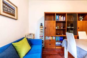 a living room with a blue couch and a table at SAN SIRO a 7 minuti Stanza Top con zone Comuni in Milan