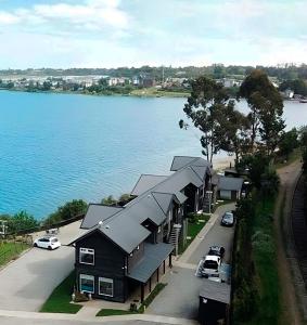 una vista aérea de una fila de casas junto al agua en ApartHotel Kintumay, en Puerto Varas