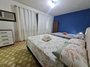 - une chambre avec 2 lits et une commode dans l'établissement RCM Vilas - YELLOW HOUSE, à Joinville