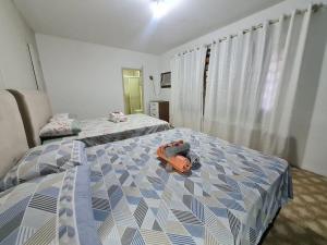 - une chambre avec un lit et une couette dans l'établissement RCM Vilas - YELLOW HOUSE, à Joinville